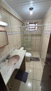 a bathroom with a sink and a toilet at AP totalmente mobiliado, equipado e confortável in Bento Gonçalves
