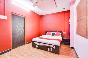 En eller flere senge i et værelse på FabHotel Kohinoor Lodging