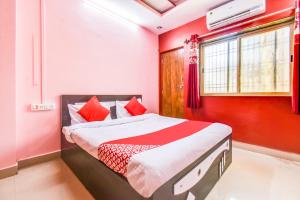 En eller flere senge i et værelse på FabHotel Kohinoor Lodging + 42 billeder