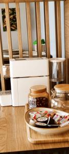 una mesa con una bandeja de comida en una mesa en ILLU Resort, en Orhei