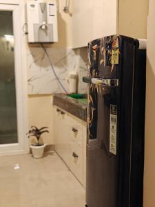 Kuchyň nebo kuchyňský kout v ubytování Staycation 2BHK sector 143, Expo Mart