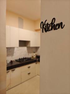 Kuchyň nebo kuchyňský kout v ubytování Staycation 2BHK sector 143, Expo Mart + 11 fotografií