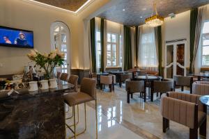 a restaurant with tables and chairs and windows at Hotel de Turistas Huancayo - Hotel Asociado Casa Andina in Huancayo