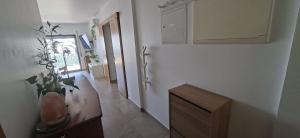 Zimmer mit einem Flur, einer Küche und einer Tür in der Unterkunft Downtown apartment - Terrace, garage and pool in Olhão