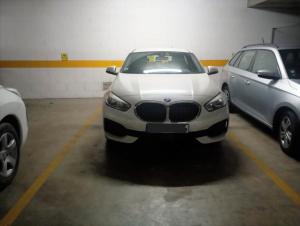 ein weißes Auto steht in einer Garage in der Unterkunft Downtown apartment - Terrace, garage and pool in Olhão