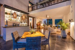 une salle à manger avec une table et des chaises dans l'établissement Casa Jacaranda Hotel Boutique by HMC -Cauca Viejo- Mayores de 14 años, à Jericó