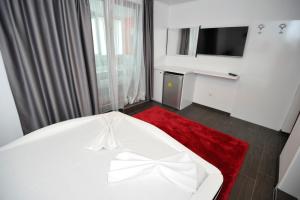 ヴァルナ・シティにあるPoshta 1 Apartment 1の赤い敷物を敷いた部屋の白いベッド