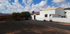 アンティグアにあるCharming Villa in Antigua with private poolのヤシの木が前に立つ白い建物