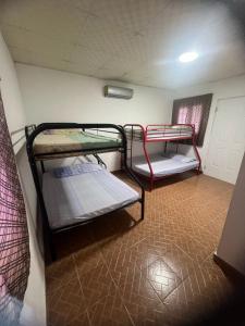 a room with two bunk beds in a room at Las Guias Cabaña Privada in Río Hato