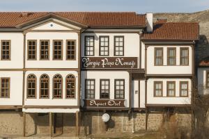 ein weißes Gebäude mit einem Schild darauf in der Unterkunft Yörgüç Paşa Konağı Apart Otel in Amasya