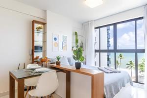 - une chambre avec un bureau, un lit et une fenêtre dans l'établissement Bnb Flex Suites, à Récife