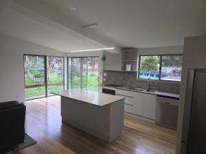 Η κουζίνα ή μικρή κουζίνα στο Urban Retreat near Hobart & Airport, Port Arthur