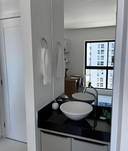 un baño con lavabo y un bol en una encimera en Beira-Mar Boa Viagem - Ivone Asfora by Bnb Flex, en Recife