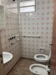 a bathroom with a toilet and a sink at Departamento céntrico - Cerca de la playa in Monte Hermoso
