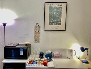 スコッツバレーにあるRedwood View Suite 326SQFT Private Entrance and Bathの電子レンジとランプと絵が置かれたテーブル