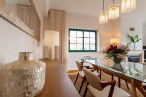 カルカヴェロスにあるDream Home Apartのガラスのテーブルと椅子のあるダイニングルーム