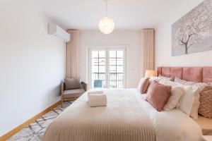 カルカヴェロスにあるDream Home Apartの大きなベッドと窓のある寝室