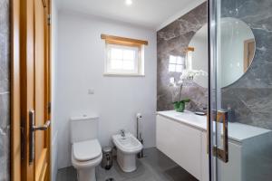 カルカヴェロスにあるDream Home Apartのトイレ、洗面台、鏡のあるバスルーム +34枚の写真