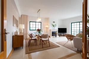 カルカヴェロスにあるDream Home Apartのテーブルと椅子のあるリビングルーム