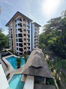 an aerial view of a hotel with a swimming pool and a building at Vistas del Bosque Jacó in Jacó