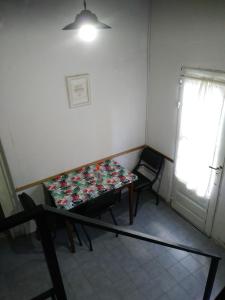 a room with a table and two chairs and a window at Alojamiento Libertador in Alta Gracia