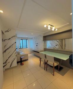 un salon avec une table et un canapé dans l'établissement Alto do Juruá 302, à Natal 2 autres photos