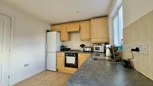 Dapur atau dapur kecil di Liverpool Home from Home Sleeps 4 Free Parking Pass the Keys