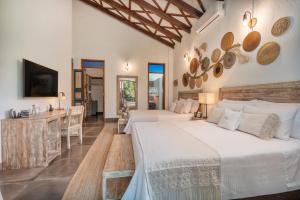 une chambre d'hôtel avec 2 lits et un bar dans l'établissement Casa Jacaranda Hotel Boutique by HMC -Cauca Viejo- Mayores de 14 años, à Jericó