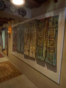 タシュケントにあるOld City Butik Hotelの時計のある壁に並んだ絵画 +60枚の写真