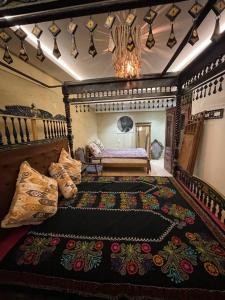 タシュケントにあるOld City Butik Hotelのベッドルーム1室(ベッド1台、大きなラグ付)