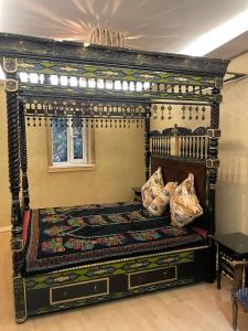 タシュケントにあるOld City Butik Hotelの部屋には装飾的なベッドがあり、