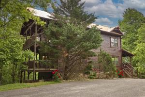 ein großes Haus mit einer Veranda und einem Balkon in der Unterkunft Fire in the Sky Holiday home in Gatlinburg