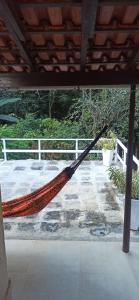 una hamaca tendida en el suelo en un porche en Sítio Morada de Deus, en Guapimirim