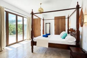 1 dormitorio con cama con dosel y ventana grande en Villa Tauri Ibiza, en Nuestra Señora de Jesús 60 fotos más