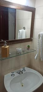 un baño con lavabo y espejo en Sítio Morada de Deus, en Guapimirim