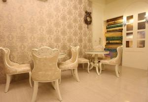 uma sala de jantar com mesa e cadeiras em Muses' Fantasy B&B em Taitung City