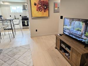 Μια τηλεόραση ή/και κέντρο ψυχαγωγίας στο Casa Grande extremely Spacious Apartments steps to Crypto Arena