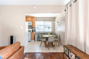 バークレーにあるNew Modern 2BR Berkeley Retreat - Near UC & Parkのリビングルーム、キッチン(テーブル、椅子付) +49枚の写真