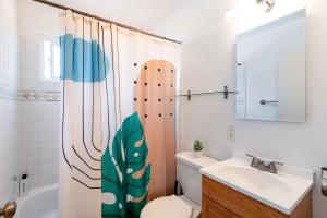バークレーにあるNew Modern 2BR Berkeley Retreat - Near UC & Parkの洗面台、トイレ、シャワー付きのバスルーム