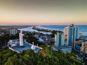 Una vista de una ciudad con una estatua de una mujer en Casa praia, en Barra Velha