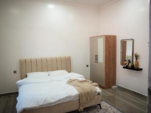 a bedroom with a large bed and a mirror at Beit Ward Al Jabal in Sayq