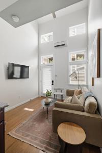 ポートランドにあるTrendy NW Portland Getaway - Walk to Dining & Barsのソファとテーブルのあるリビングルーム