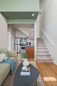 ポートランドにあるTrendy NW Portland Getaway - Walk to Dining & Barsのソファとテーブルのあるリビングルーム