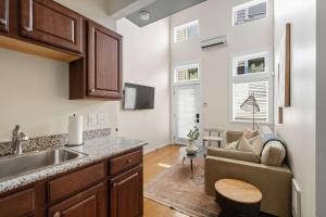 ポートランドにあるTrendy NW Portland Getaway - Walk to Dining & Barsのキッチン(ソファ付)、リビングルーム