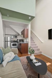 ポートランドにあるTrendy NW Portland Getaway - Walk to Dining & Barsのソファとテーブルのあるリビングルーム +14枚の写真