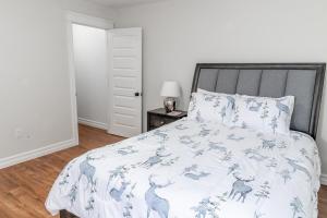 Un dormitorio con una colcha con ciervos. en Entire Apartment in Bedford Halifax, en Halifax