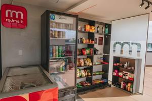 einen Kühlschrank mit offener Tür in einem Laden in der Unterkunft Flat Praia de Maracaípe - Porto de Galinhas in Porto De Galinhas