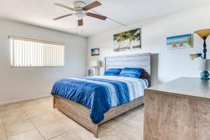 Voodi või voodid majutusasutuse Condo with Direct Ocean Inlet View Bikes Included! toas +17 fotot