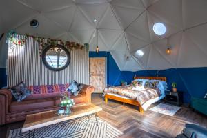 Posezení v ubytování Coorie Retreats Luxury Geo Domes and Cabins with Private Hot Tubs Cinema Firepit Spa and More + 77 fotografií