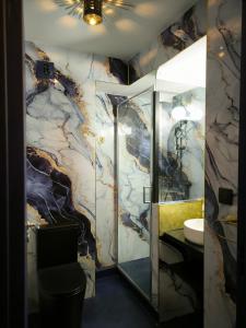 Et badeværelse på Divine Blue Suite + 19 billeder